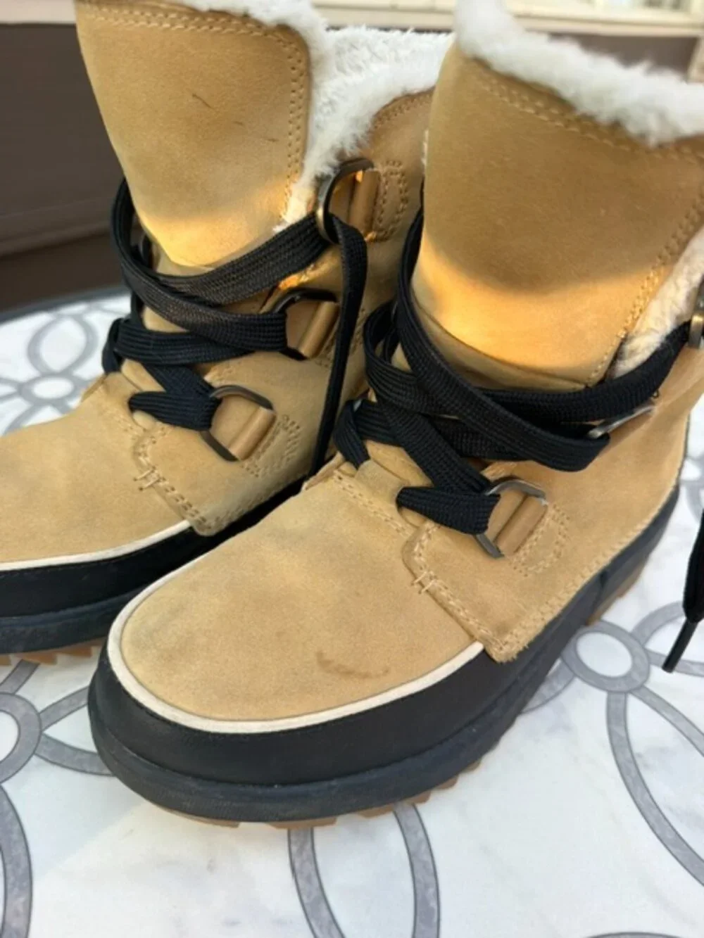 Used Sorel women boots in size 8 Water Proof Snow Rain Boots for Winter